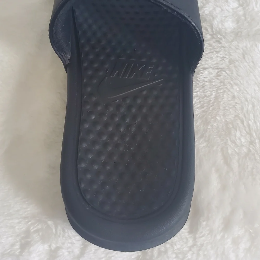 𝅺NIKE Benassi Black Slider Sandals Size Youth 1